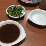 株式会社マルタイ　焼肉センター - タレと付け合わせの漬け物