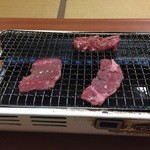 株式会社マルタイ　焼肉センター - 焼いてるところ