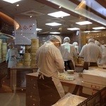 鼎泰豊 - ガラス越しの調理場