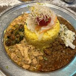 旧ヤム鐵道 - 2種掛け　左は白味噌の鶏キーマ、右は牛蒡の牛豚キーマ