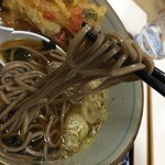 軽食コーナー 駒 - 麺持ち上げたところ