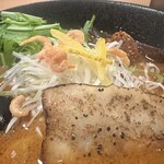 ラーメン 戸みら伊 - チャーシューに柚子皮　それにやっぱり海老海老海老