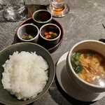 焼肉 思食 - ご飯とユッケジャンスープと小鉢３種◎