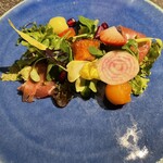 焼肉 思食 - 12種類の野菜とフルーツサラダ◎