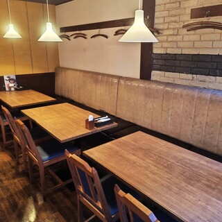 壁際はソファ席でお子様も安心♪
テーブルをくっつけて、一列で最大18名までOK！