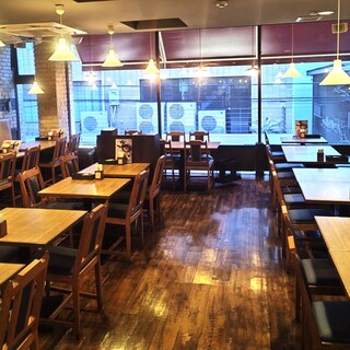 広々した空間で、立食も可能です！壁際は両面ソファで使い勝手も◎