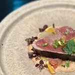 ラ・ボンヌターブル - 鰹の炙り、チポトレ、トマト、冬瓜、青蜜柑