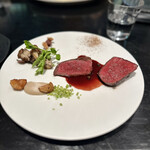 ラ・ボンヌターブル - 蝦夷鹿の稲藁焼き、赤ワインソース、菊芋、杉茸、芹、無花果