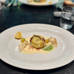 ラ・ボンヌターブル - 秋鮭と縮緬キャベツのファルシ、ブールブランソース、ムール貝、ケッパー、レモン