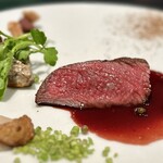 ラ・ボンヌターブル - 蝦夷鹿の稲藁焼き、赤ワインソース、菊芋、杉茸、芹、無花果