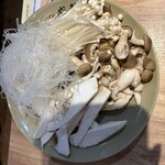 ビャンビャン麺 火鍋 成都 - 野菜はすぐに消化するよね〜と言って、野菜盛り、キクラゲ、豆腐、春雨を3、4皿お代わり。…修行の始まり。