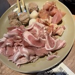 ビャンビャン麺 火鍋 成都 - この皿に限らず具材はすべて新鮮で肉厚で文句なし。特に豚肉は食べホとは思えぬ厚さで柔らかく美味しい。