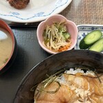 波真夕 - ヒラメのヅケ丼
味噌汁/もやしの酢の物/胡瓜の漬物