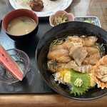 波真夕 - ヒラメのヅケ丼
中央に縁側/おかずカップに平目の真子(卵)の煮物
