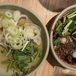 ビャンビャン麺 火鍋 成都 - 具材もスープもそのままで美味しく、薬味とタレを用意したがあまり出番はなかった。