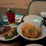 Kiti Panit General Store - 料理写真:ヤムパクチガイヤン(左)、カオソーイガイ