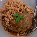 330683605 - カオソーイガイの大きな鶏肉