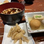 茶又 - 割干し大根が「かつや」のとそっくりですがこちらのは甘み控えめで柚子が入ってます　赤だしはえのきと巻麩