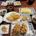 茶又 - 2人分ですが、並べてみました　フライ物より煮魚とかお造りがいいなと思いました