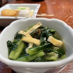 茶又 - 小松菜と薄揚げの炊いたん　上に一味