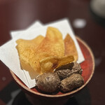 鳥焼き 小花 - むかごの素揚げ・インカの目覚めのポテトチップス