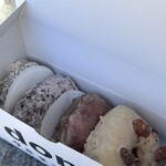 I'm donut? グルテンフリー&ヴィーガン 渋谷青山通り - 左から、オリジナル、カカオ、グレーズド、キャラメルナッツ