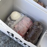 I'm donut? グルテンフリー&ヴィーガン 渋谷青山通り - 左から、カスタード、いちごチョコ、カカオグレーズド