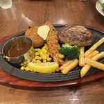 ロイヤルホスト - アジア姉さんがサーブ。普通に写真撮ったら天地逆さまじゃん（笑）編集で逆さにしたら、やっぱ遠近法で変な感じ。諦めてそのまま載せました。ハンバーグ、エビフライ、カニクリームコロッケ。