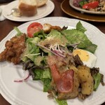 ロイヤルホスト - サラダに色々トッピングしてある。単品でも充分蛋白質取れる。けど、これだけだとロイホに来た意味がなく‥。
