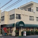 オリファン - JR広島駅から徒歩7分の「Olifant」さん、朝7時から営業
1973年開業、店主さんご夫妻の2名体制
外観は白壁、濃緑色の防水布の庇、生垣があり、落ち着いた雰囲気、中の様子も伺え入り易い佇まい