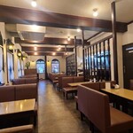 オリファン - 店内はクリーム色の天井、濃茶色の木の梁と柱、クリーム色の壁、濃茶色のソファ椅子と木製テーブルとでしっとりとした昔ながらの純喫茶といった趣き、清潔感があります
BGMは軽快なラテンぽい音楽とTV音声