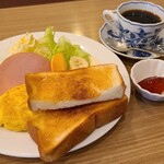 オリファン - モーニングセット(税込700円)
①トースト&苺ジャム②オムレツ③ミニサラダ(千切り甘藍&萵苣)&ロースハム④オレンジ&甘蕉《バナナ》
手作り感のある味わい
お飲み物《セットドリンク》①HOT珈琲