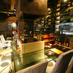 炙家風土　麻布十番 - 人気のカウンター席。美しい江戸切子のグラスで地酒をご提供。