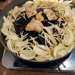 ヤマダモンゴル 千葉津田沼店 - おかわり自由の野菜と肉を焼いているところ