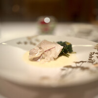 レ セゾン - TURBOT AU CHAMPAGNE ET COQUILLAGES HERBES POTAGÈRES JUSTE SAISIES