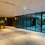 Ayatana - 地下1階から中庭を抜けて