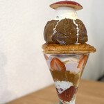 東京いちごカフェ - 丸ごと焼きりんごといちごのパフェ 1,700円(税込)