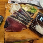 海鮮うまいもんや浜海道 多度津本店 - カツオの藁焼き