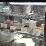 エヌ コーヒーアンドベイク - ショーケースの中のケーキたち