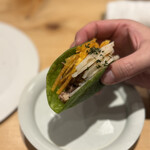 nou - ほうれん草を練り込んだほろほろ豚と柿と蓮根のタコス