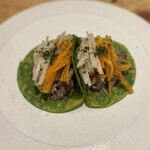 nou - ほうれん草を練り込んだほろほろ豚と柿と蓮根のタコス