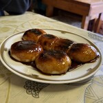 オリタ焼まんじゅう店 - 大きいのは餡入り。小さいのは餡なし。個人的には餡なしが好きです❤️