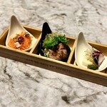 スプリングバレーブルワリー東京 - ◉前菜3種盛り合わせ
      ・塩麴チキンのキャロットラペ
      ・ローストビーフとわさび菜のポテトサラダ
      ・タコとセロリの春菊のジェノベーゼ