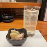 風雲 - 〈ミツカン〉ポン酢サワー、お通し（鶏肉と大根の煮物）