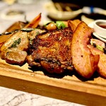 スプリングバレーブルワリー東京 - ◉肉盛り5種
      ・鶏もも肉のジャークチキン　サワークリームディップ
      ・豚肩ロースのハーブグリル　メイプルジンジャー
      ・燻製ベーコン
      ・スモークソーセージ
      ・パンチェッタ