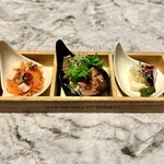 スプリングバレーブルワリー東京 - ◉前菜3種盛り合わせ
      ・塩麴チキンのキャロットラペ
      ・ローストビーフとわさび菜のポテトサラダ
      ・タコとセロリの春菊のジェノベーゼ