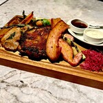 スプリングバレーブルワリー東京 - ◉肉盛り5種
      ・鶏もも肉のジャークチキン　サワークリームディップ
      ・豚肩ロースのハーブグリル　メイプルジンジャー
      ・燻製ベーコン
      ・スモークソーセージ
      ・パンチェッタ