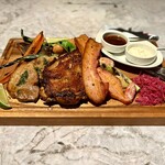 スプリングバレーブルワリー東京 - ◉肉盛り5種
      ・鶏もも肉のジャークチキン　サワークリームディップ
      ・豚肩ロースのハーブグリル　メイプルジンジャー
      ・燻製ベーコン
      ・スモークソーセージ
      ・パンチェッタ