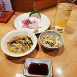 とんぺい - お通しx2 刺身盛り合わせ