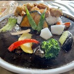 小林カレー - 漆黒のイカ墨に浮かぶ彩りの野菜